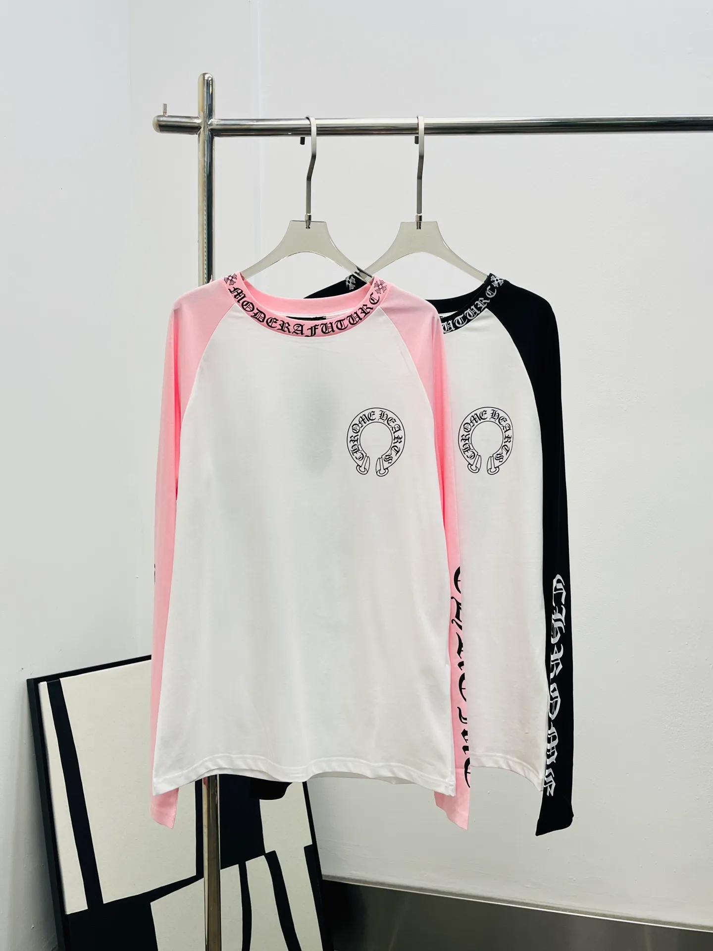 P260 •Chrome hear*•2025 New Arrival Letter Print Contrast Color Raglan Long Sleeve Top Customized YB twill cotton material, comfortable texture, full of stretch, round neck long sleeve top cut, embellished with topical horseshoe graphic letter logo on one side of the chest to highlight the brand style, loose version, visually narrow and elongated, slim and tolerant. The raglan is available in contrasting pink and black, and the cuffs echo the letter print. The brand style is distinct, and it is stylish when worn alone. Customized surface accessories, look for the correct version, high version, 2 colors SML